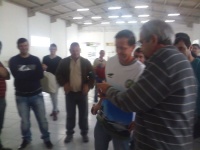 Sr. Luiz Becker entregando os troféus